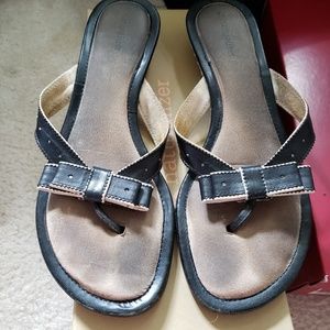 Sz 9M Naturalizer black bow flip flop sandals
